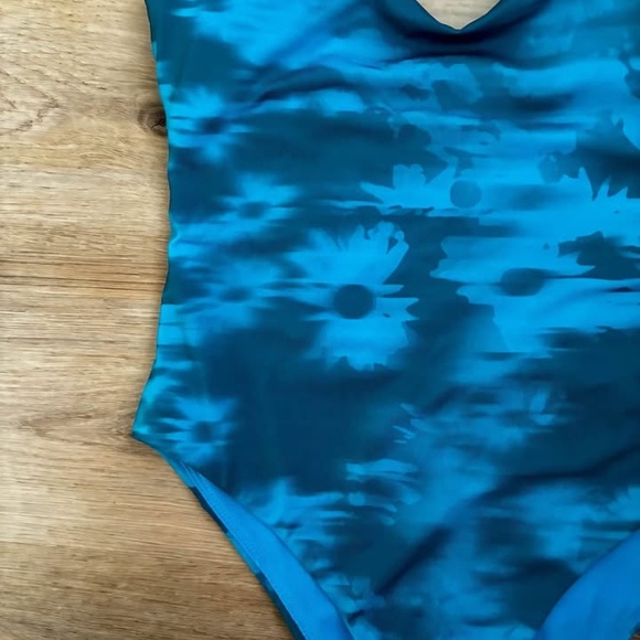 NIKE Women's One Piece Swimsuit - Picture 3 of 5